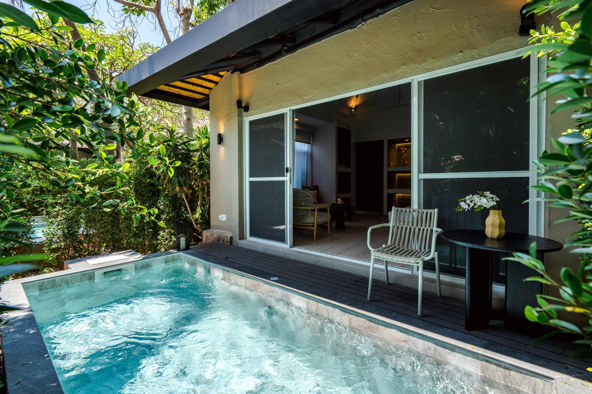 Double or Twin Room private Pool
