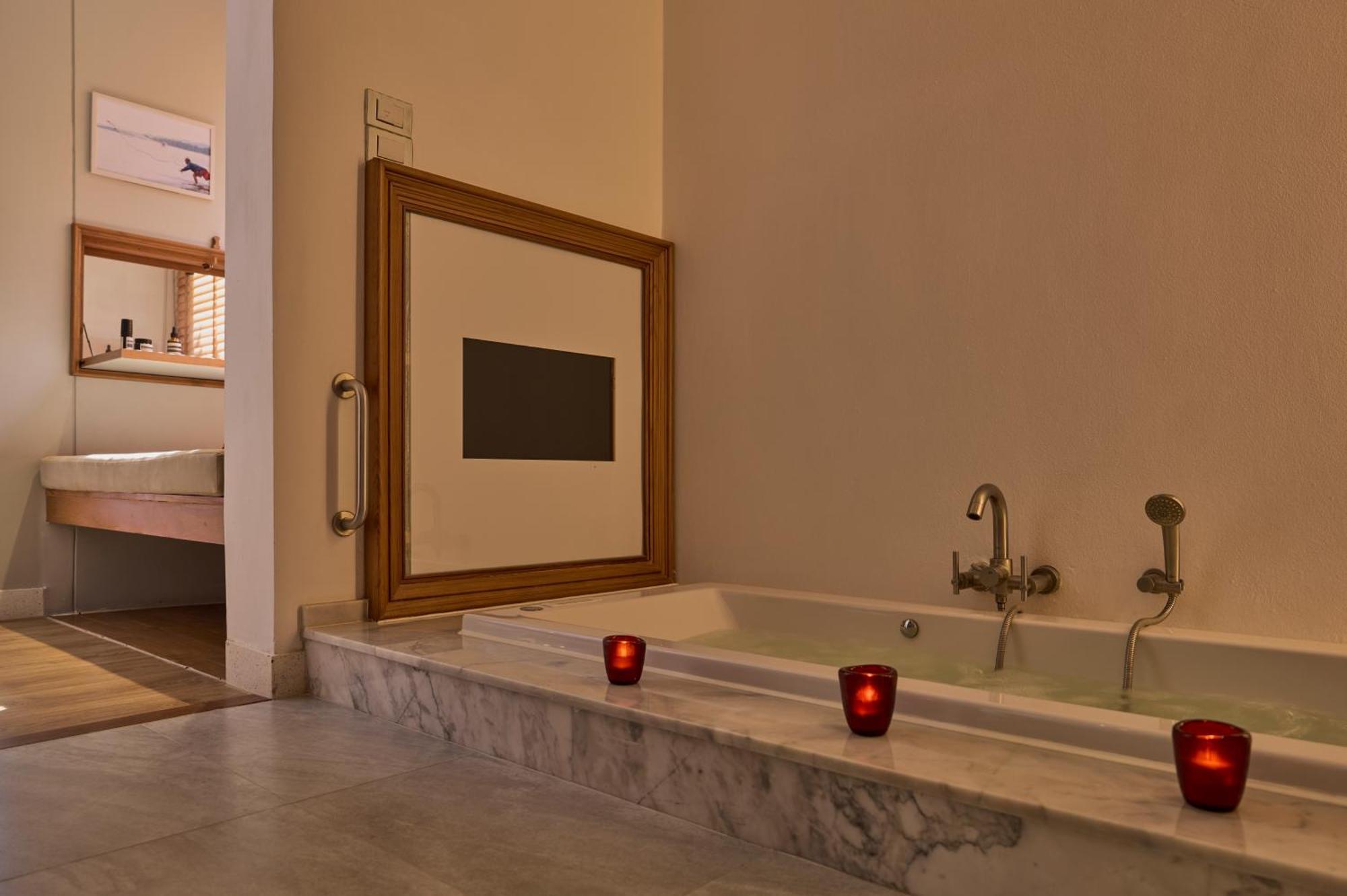 Pool Access Jacucci Suite age 12 years old