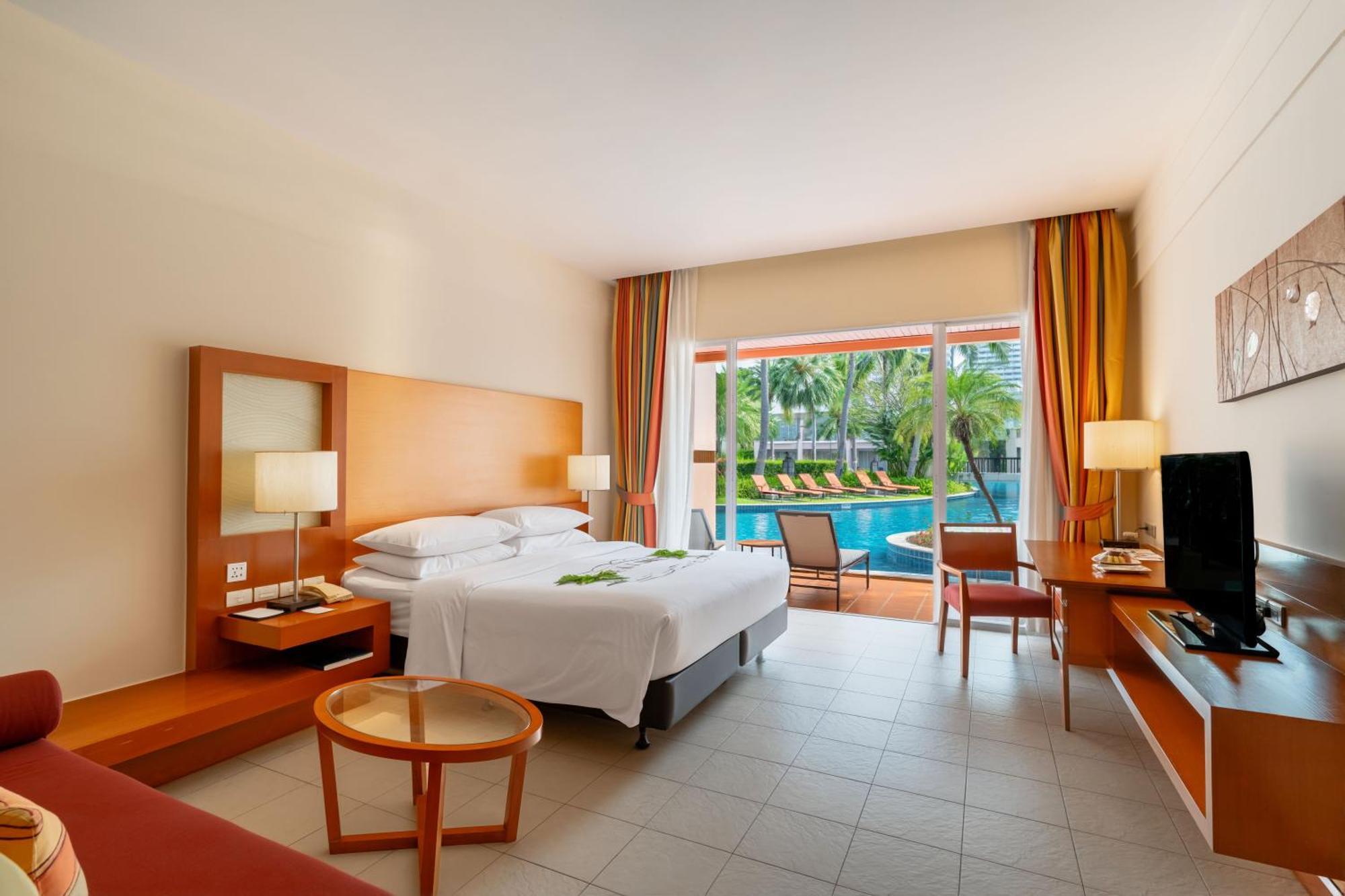 Lagoon Access Guest room 1 King Poolside view