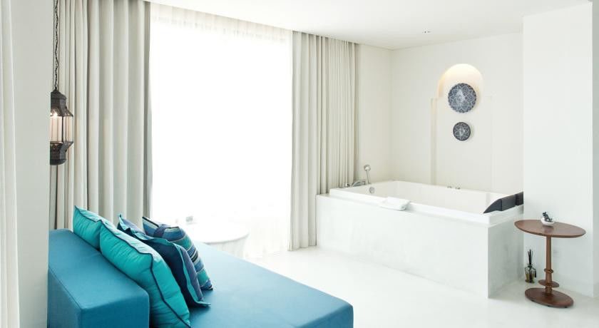Oceanfront Suite Bedroom Jacuzzi,520587912:JPEG